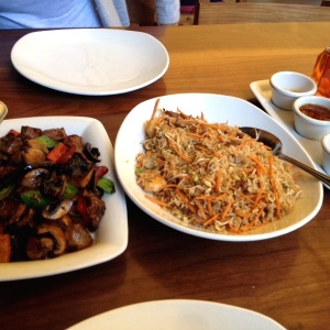 Wok charred beef, arroz frito con cerdo y camarones