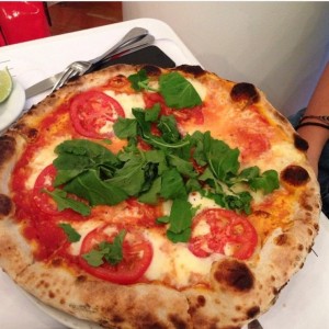 Pizza queso tilcit mozzarella tomate y albahaca 