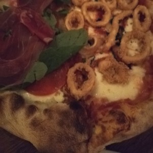 Pizza Bianca al prosciutto y Calamari