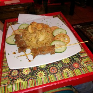 Nasi Goreng (arroz frito tradicional con camarones, pollo y lomo de res)