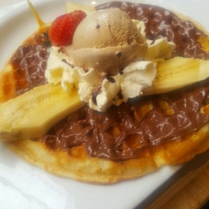 Waffle de nutella banano y helado 