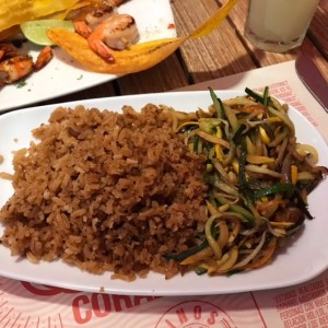 acompañamiento: arroz de coco y vegetales al wok