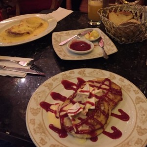 pancakes de queso brie y frutos rojos