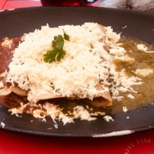 Enchilada de Pollo, Carne y Queso 