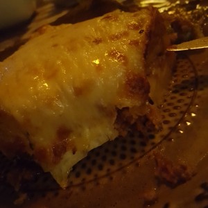 Lasagna de carne con queso y maduro
