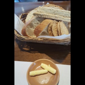 canasta de panes con mantequilla