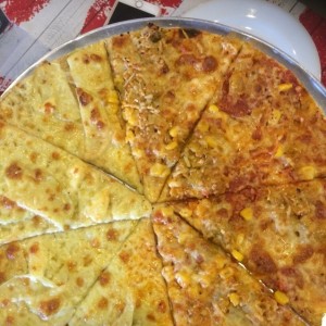 Pizza mediana mitad Manzana verde- Queen (maiz, tocineta, queso parmesano, platano maduro)