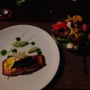 Salmon - emulsion de albahaca - pesto & ensalada crujiente con flores comestibles