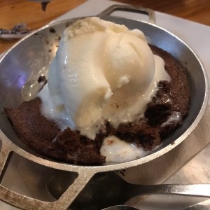 brownie de chocolate con helado de vainilla