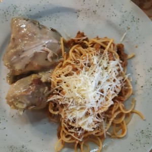 Spaguettis a la boloñesa con pollo al romero