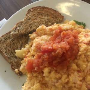 huevos migas con pan integral de granos