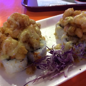 Fuji Roll con camarones tempura.