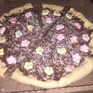 pizza dulce de nutti con marshmallows y borde de brownie 