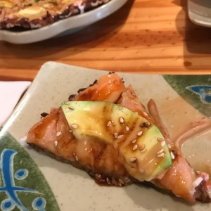 slice sushi pizza con salmon 