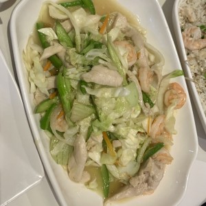 Chop suey de pollo y camarón 