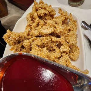 Tiritas de pollo con ajonjolí y salsa agridulce
