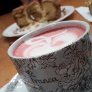 Mes Rosa Arte Latte 🎀🍎 y Coffeecake 