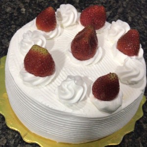 Torta estilo Pavlova. Rellena de suspiros y fresas