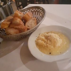 Pan con Parmesano y aceite de oliva.
