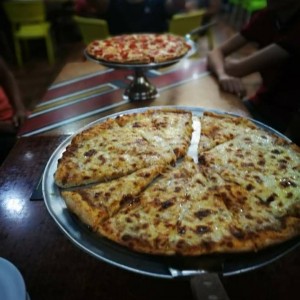 pizza Margarita y Pepperoni familiar