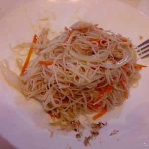 Fideos de arroz cantonés
