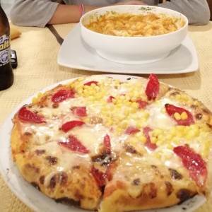 Pizza campesina pequeña (mitad maíz a petición) y plato de Gnocchis con salsa napolitana