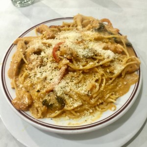 Spaguetti con pollo y camarones 