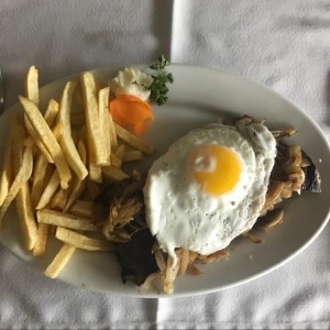 Lomito Encebollado a Carballo con Papas Fritas