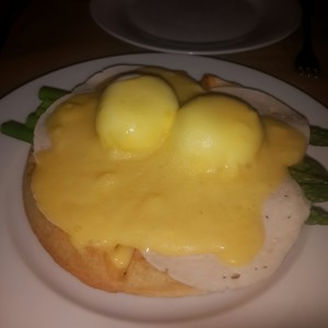 huevos Benedictinos sobre Waffle con esparragos