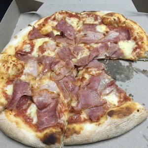 Pizza de prosciutto y tocineta