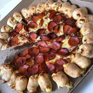 pizza de peperoni con cheesy bites 