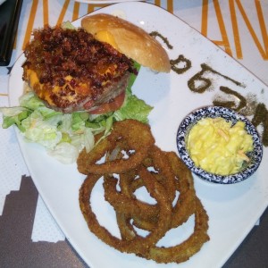 Hamburguesa Vegas: Doble carne, queso fundido tocineta y cebolla caramelizada