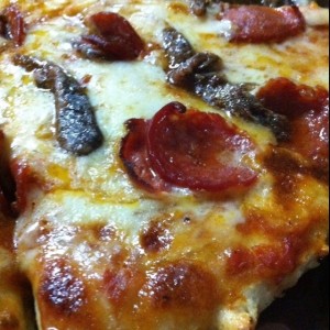 Pizza nápoli con anchoas y peperoni!