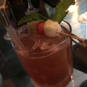 cocktail de patilla vodka con pepino y jarabe