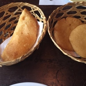 Empanada de Queso y Arepas Fritas