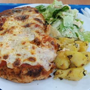 milanesa de pollo a la parmigiana, papas rústicas y ensalada cesar 