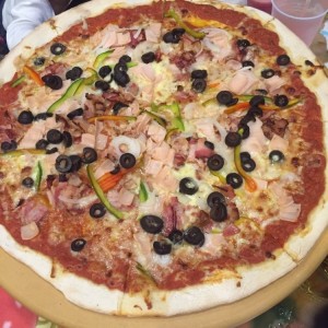 pizza tropical con adicional de aceitunas 