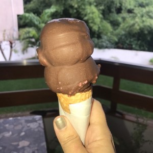 barquilla de helado de fresas con capa de chocolate