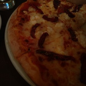 pizza queso de cabra y tomate seco