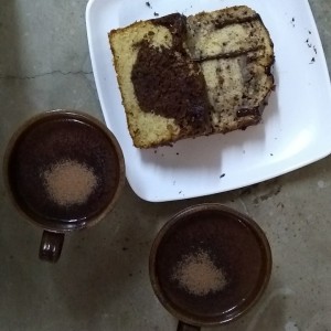 chocolate caliente y tortas de chocobanana y marmoleada - promos 2x1