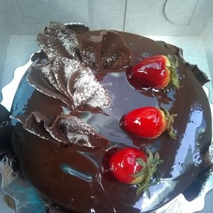 torta de chocolate y fresas