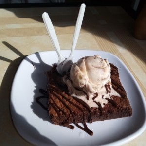 Brownie con helado (exquisito)