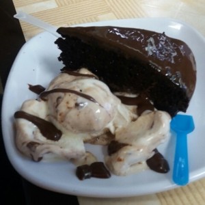 torta humeda de chocolate con helado de banana split... La Gloriaaa...