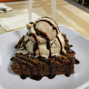Brownie con helado ferrero, muy bueno 