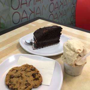 helado de coco con nutella y torta de chocolate 