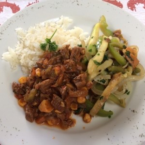 Carne guisada, arroz y vegetales
