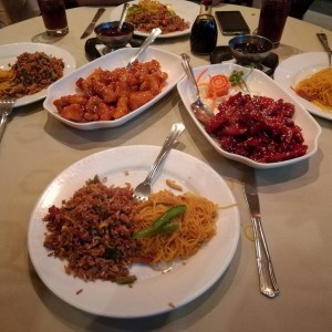Variedad de platos de comida china