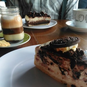 cheesecake de oreo + cheesecake de brownie