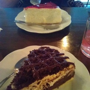 Cheesecake de brownie y de fresa