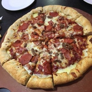 Meat Lover con super pan pizza y borde de queso